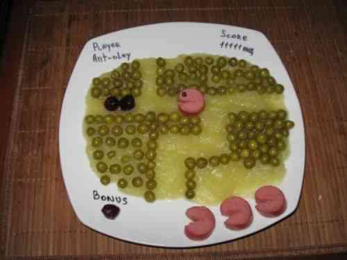 Funny-food-art-Pac-Man-peas-and-hot-dog.